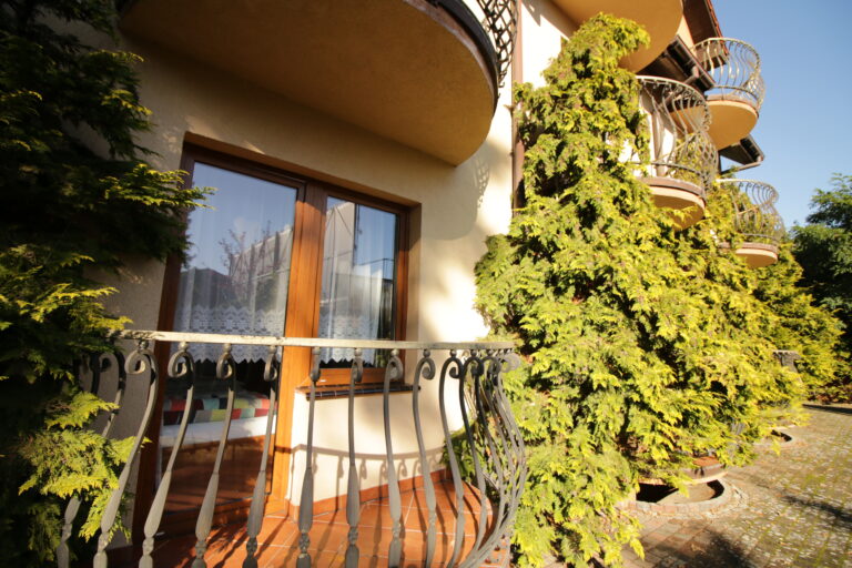 Balkon z kutą balustradą